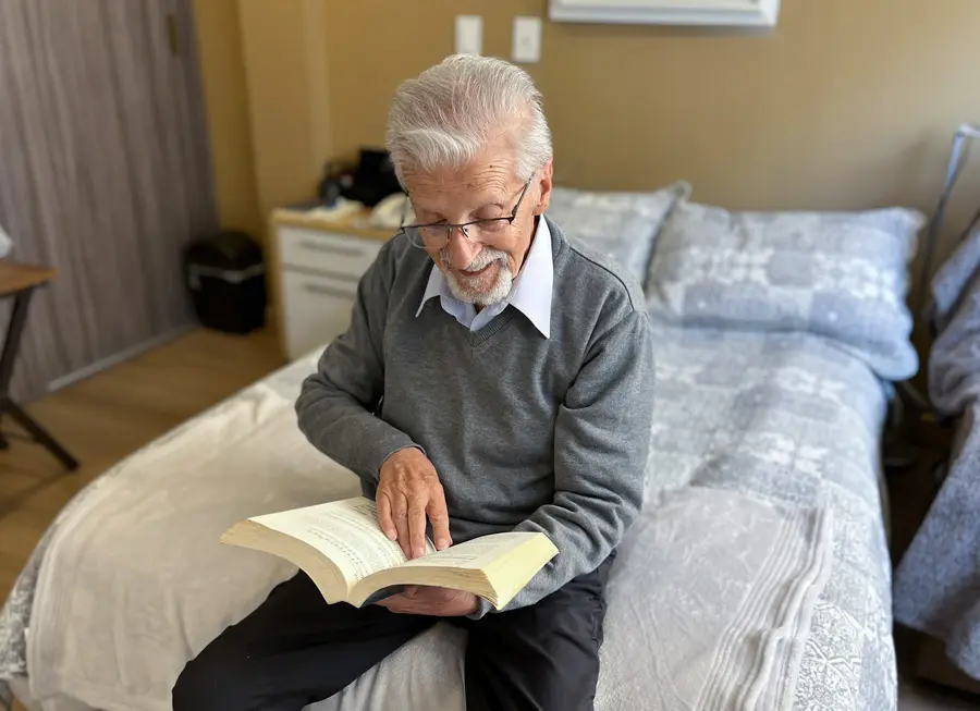 Adulto mayor leyendo