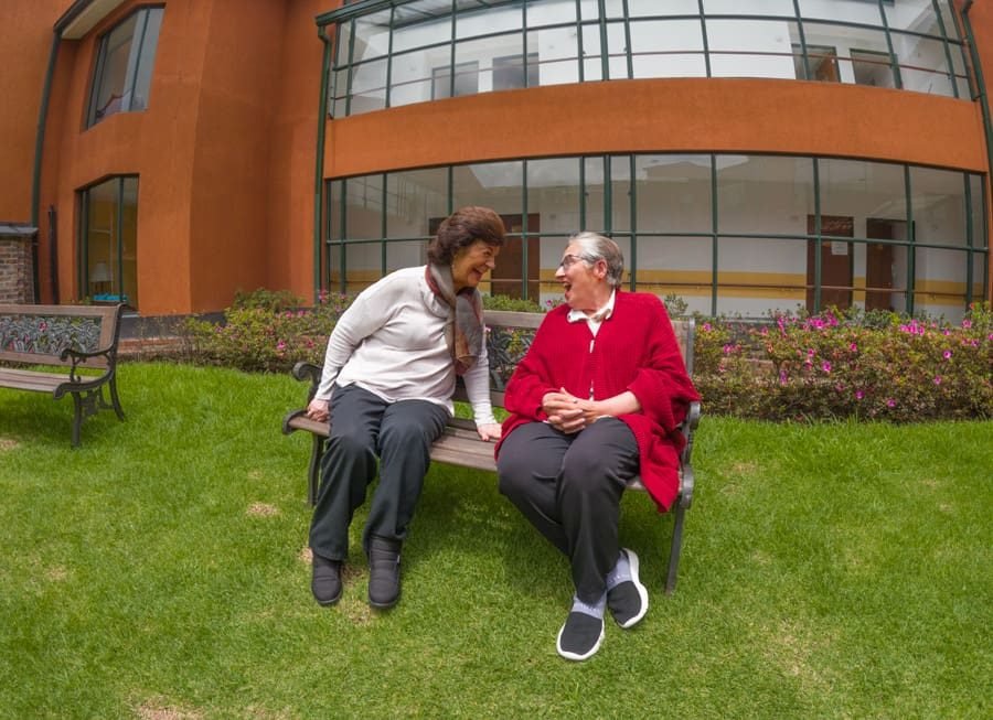 adultos mayores llevando un estilo de vida saludable